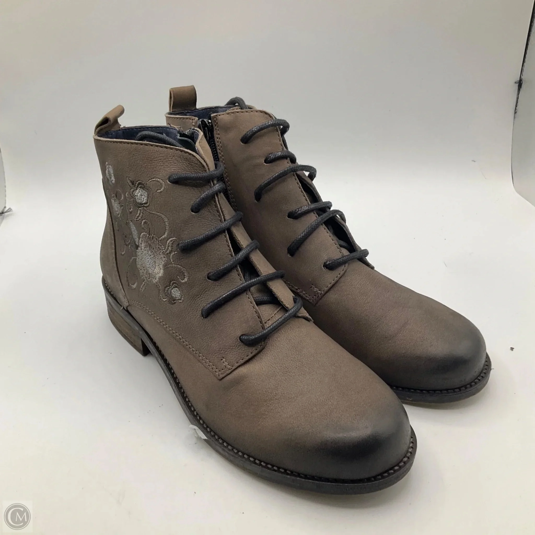 Boots Ankle Flats By Cma In Grey, Size: 7