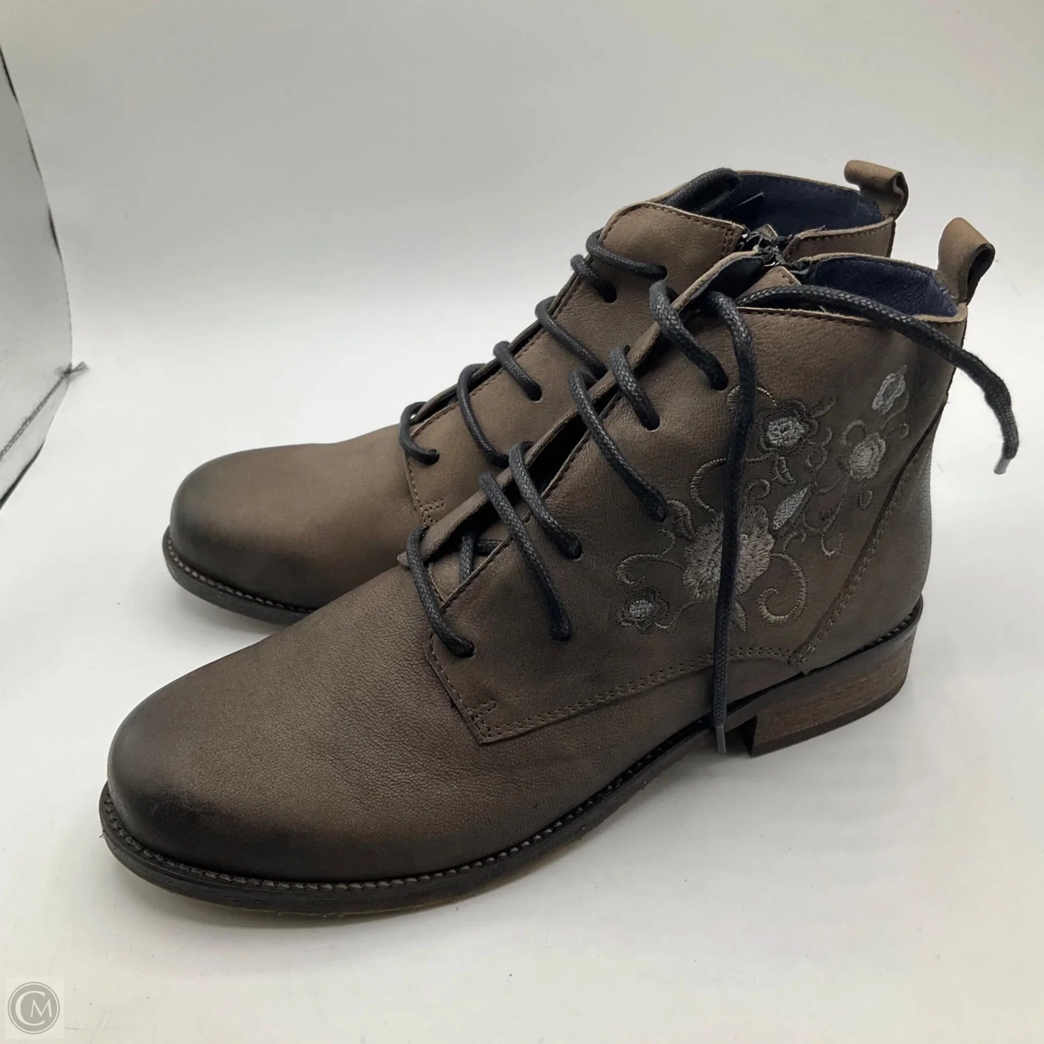 Boots Ankle Flats By Cma In Grey, Size: 7