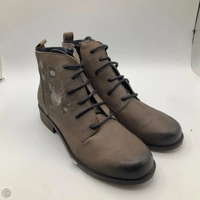 Boots Ankle Flats By Cma In Grey, Size: 7